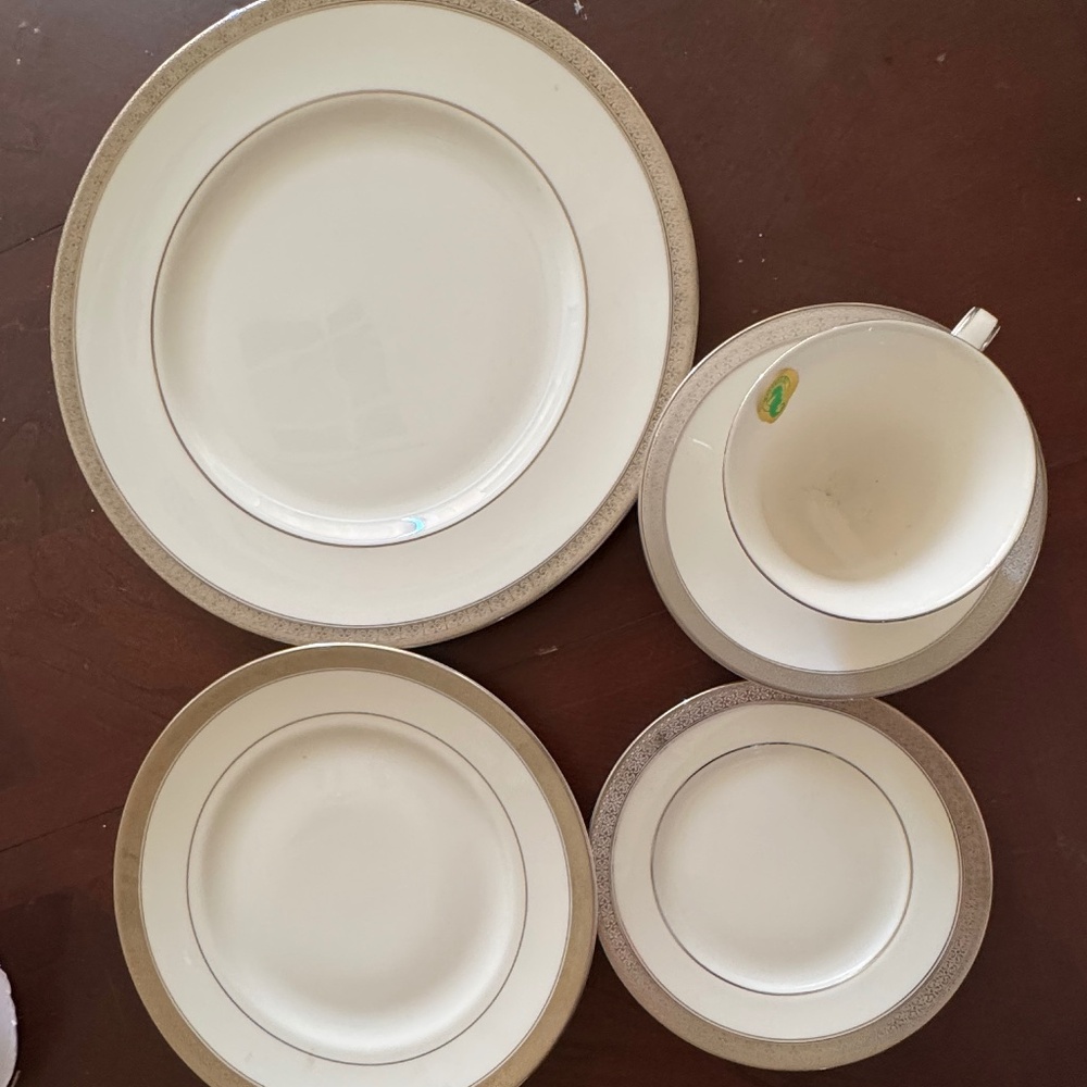 Wedgewood fine  china 5 piece setting for 12